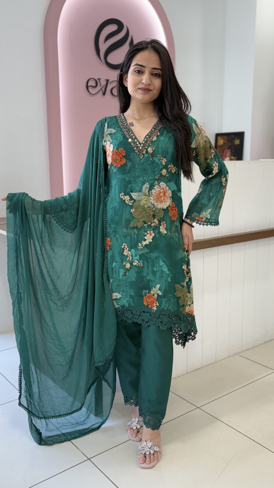 Short top with pant and chiffon dupatta - Image 2