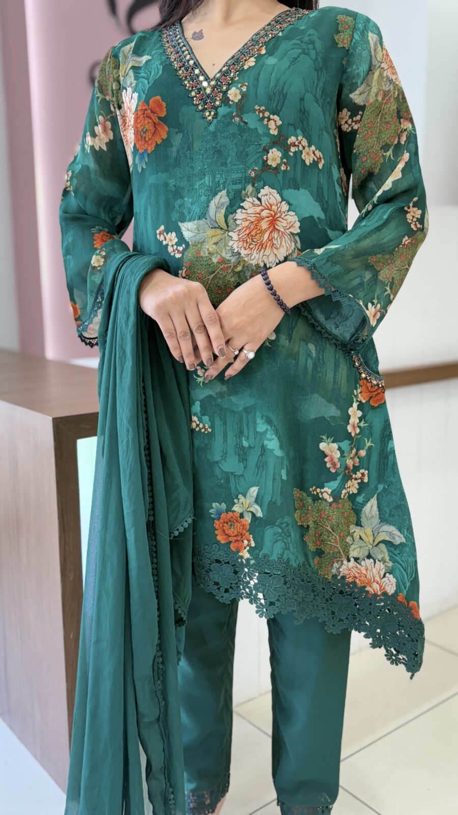 Short top with pant and chiffon dupatta - Image 3
