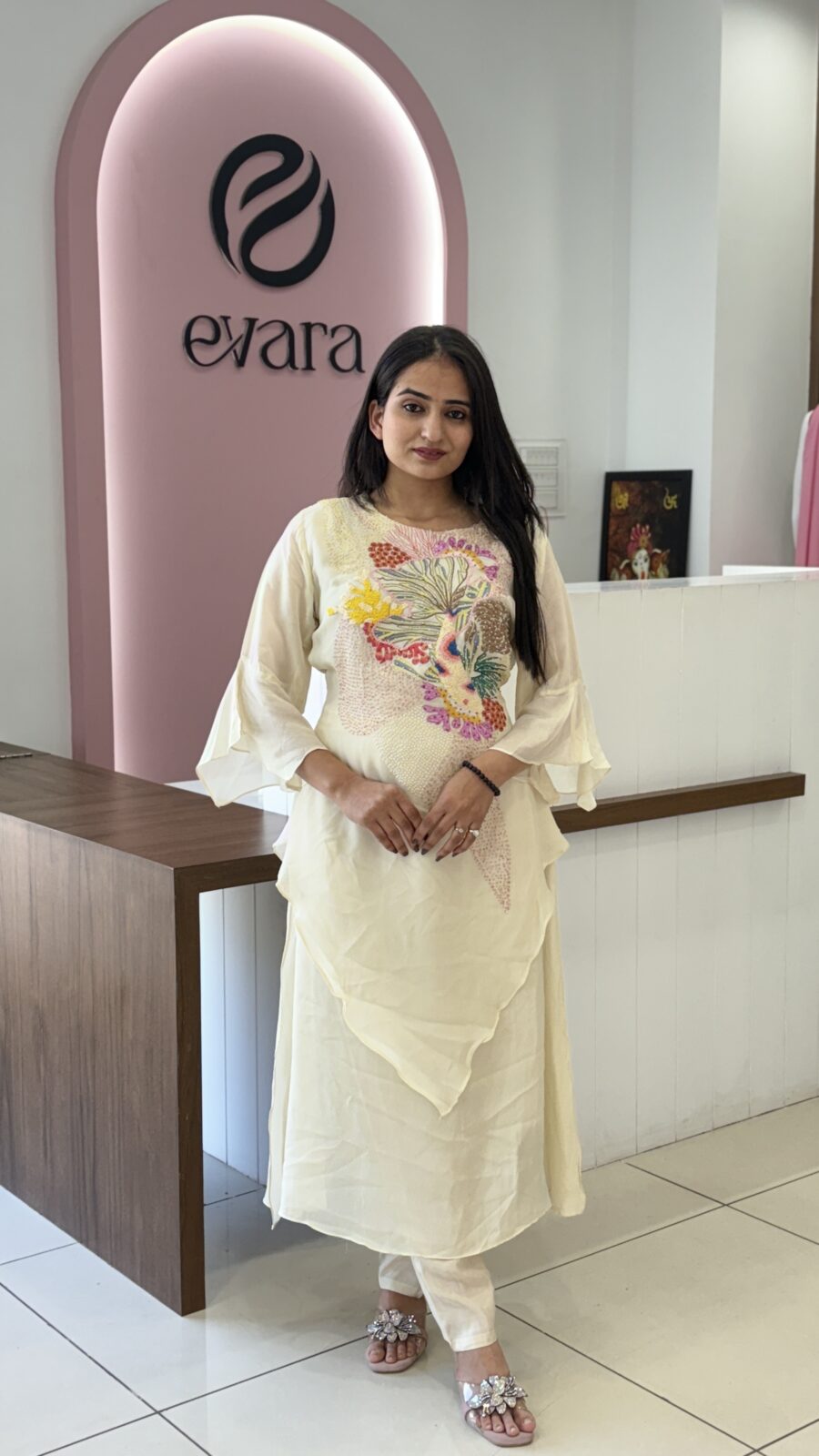 Designer 2-piece set with short top and pant - Image 2